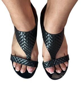 Kenneth Cole Black Woven T-Strap Sandals - Women
